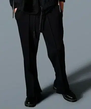 새상품급 SERIALIZE SENTER STITCH FLARE PANTS