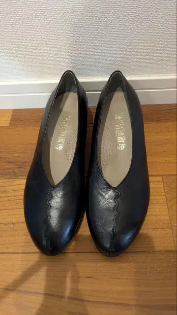 미사용 새상품 키쿠치 타케오 천연 가죽 펌프스 와이드 23cm