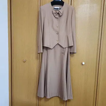 베이지 스커트 셋업 리본 포함