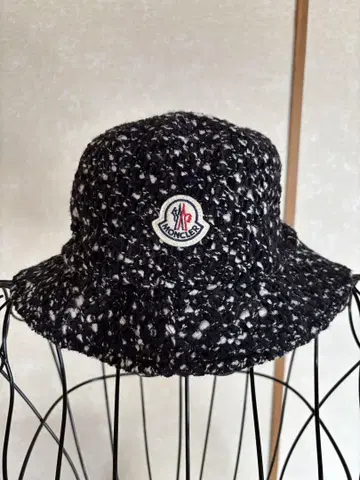 MONCLER 버킷 햇 짙은 네이비 컬러와 화이트 혼합
