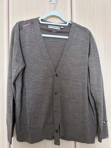유니클로 안야 힌드마치 V넥 가디건