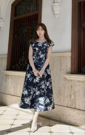 Secret Garden Midi Dress 네이비 Herlipto
