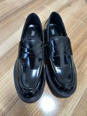 에나멜 가죽풍 페니 스트랩 로퍼
