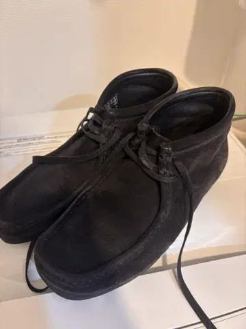 Clarks Wallabee 블랙 부츠