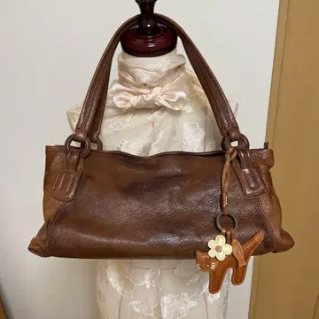 브라운 가죽 핸드백 고양이와 꽃 참 포함