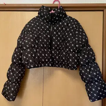 H&M 모노그램 숏 기장 충전솜 다운 자켓 블랙