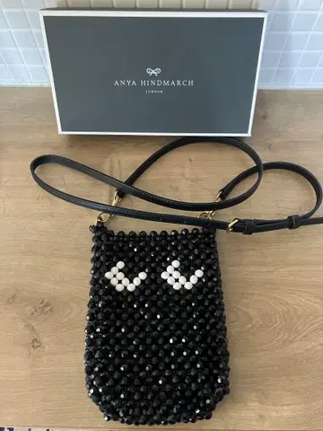 ANYA HINDMARCH 스트랩 포함 스마트폰 파우치