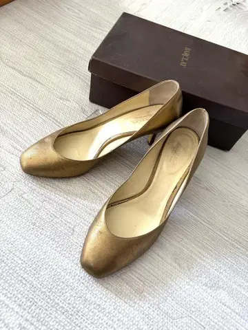 오데트 에 오딜 골드 펌프스 24.5cm