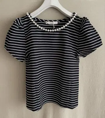 B01150 dazzlin 다즐린 보더 펄 장식 퍼프 슬리브 상의