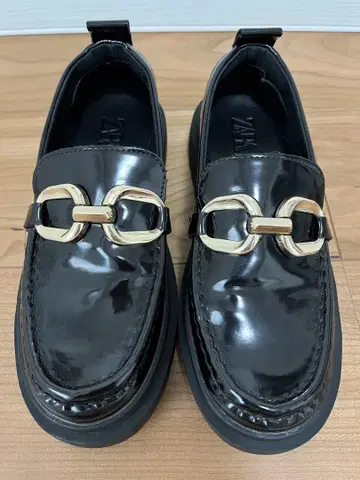 ZARA 자라 에나멜 비트 로퍼 빅 체인 통굽