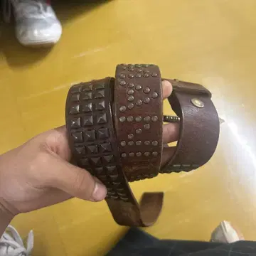 아르마니 스터드 벨트
