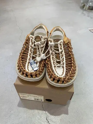 KEEN 꼬임 디자인 샌들