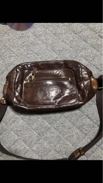 일비종떼 가죽 바디백 다크 브라운