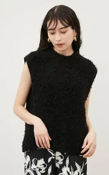미라 오웬 블랙 샤기 니트 베스트