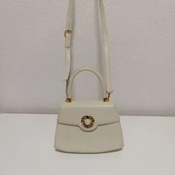HANAE MORI 화이트 핸드백 골드 로고 포함