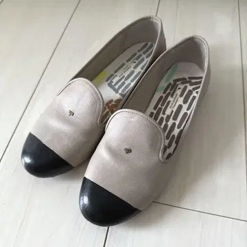 가죽 플랫슈즈