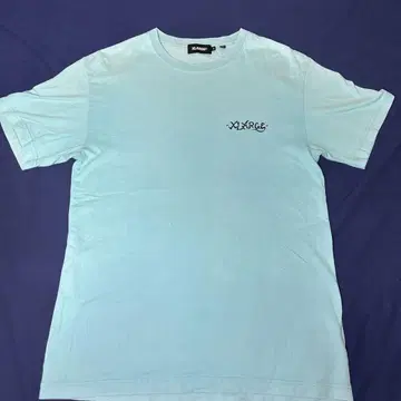 XLARGE 스카이블루 그래픽 티셔츠