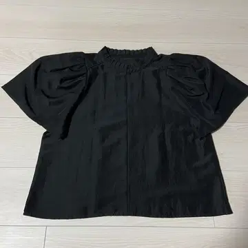 EMMEL REFINES 플리츠 칼라 숏 슬리브 블라우스