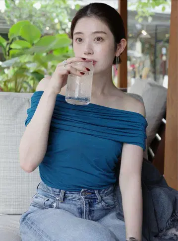 시어 오프숄더 개더 컷 상의