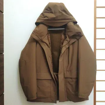 유니클로 브라운 다운 자켓 후드 부착