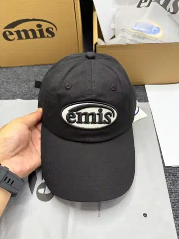 emis 블랙 자수 로고 야구 모자