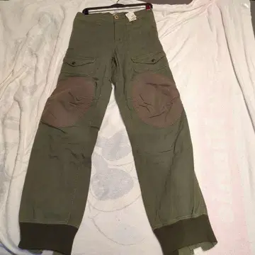 올리브 그린 워크 팬츠 무릎 패치 포함 정가 40950엔 새상품