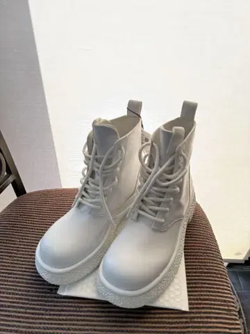 ZARA 자라 레이스업 부츠 화이트