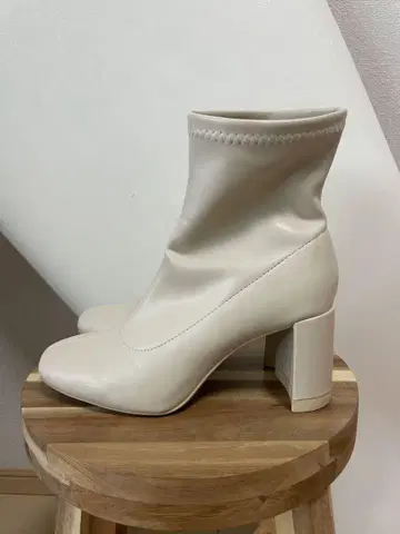 화이트 슬립온 부츠 블록 힐