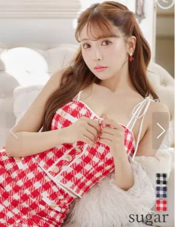 빨간색과 화이트 체크 무늬 미니 드레스