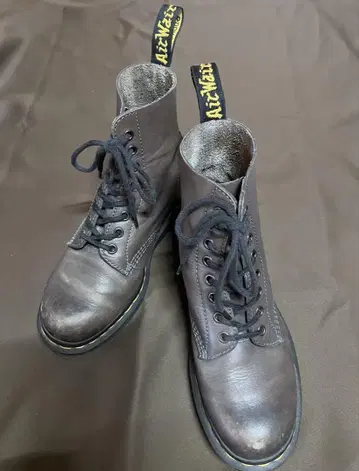 Dr.Martens 8홀 차콜 그레이 부츠