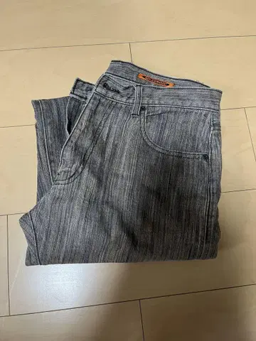 스트라이프 디자인 슬림핏 데님 팬츠