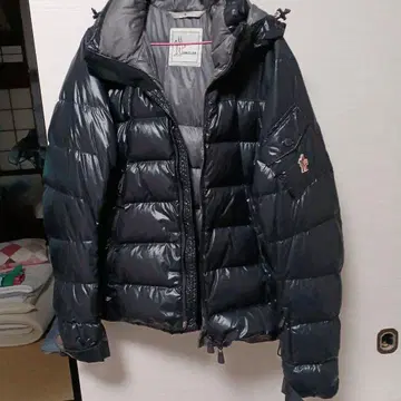 블랙 후드 부착 다운 자켓
