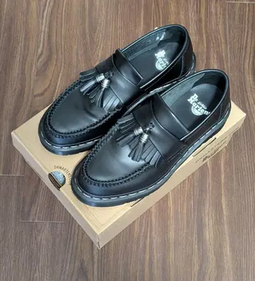 ADRIAN 그레이스 스티치 태슬 로퍼 Dr.Martens