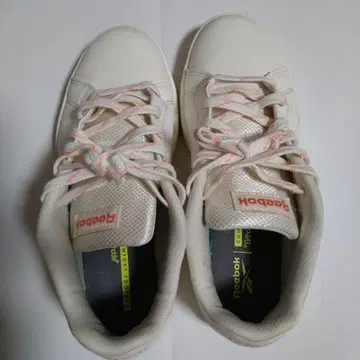Reebok 화이트 스니커즈