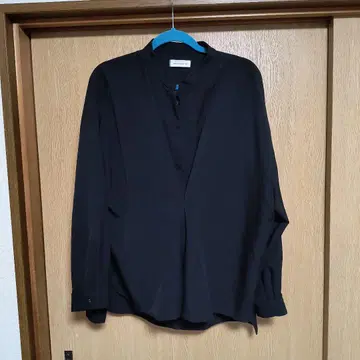 안티카 패턴 토르소 마네킹 턱 디자인 풀오버 셔츠