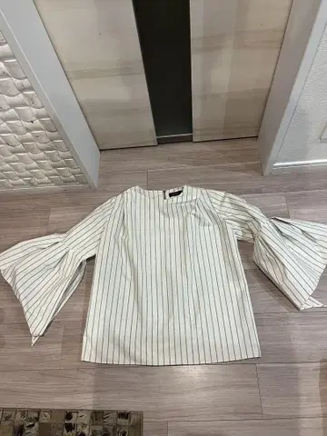 새상품급 BARNEYS NEW YORK 스트라이프 블라우스 38