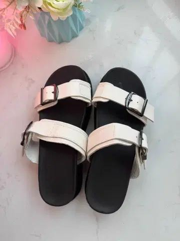 화이트 더블 스트랩 샌들