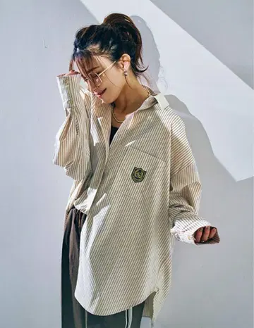 아니카 신상 스트라이프 엠블럼 셔츠