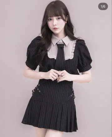 pium 넥타이 포함 스퀘어 프릴 탑 & 사이드 벨트 플리츠 미니 스커트