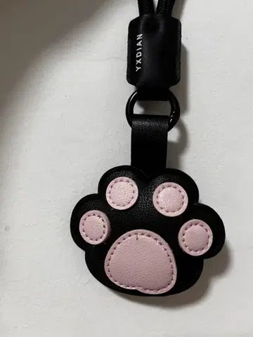 발바닥 디자인 키링 블랙과 핑크