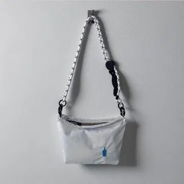 화이트 블루 보틀 숄더백 사코슈