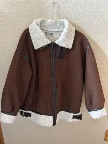 Kutir 보아 카라 부착 브라운 무스탕 코트
