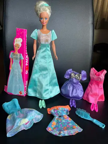 바비 인형과 옷 갈아입기 세트