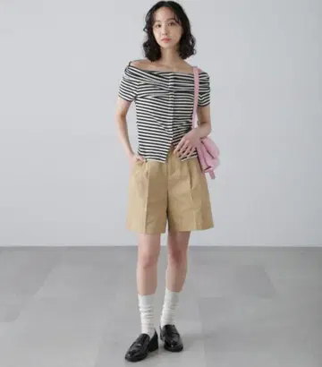 프리즈마트 오프숄더 프렌치 슬리브 앞 슬릿 티셔츠
