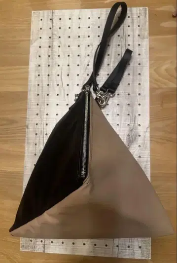 히로코코시노 바이컬러 삼각형 숄더백