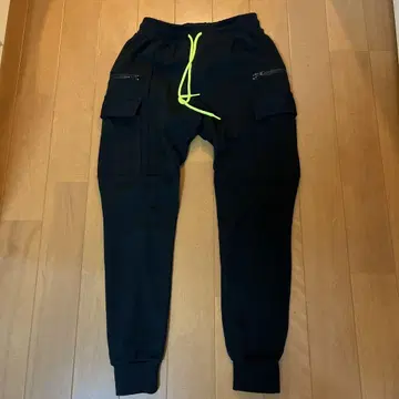 레트로 엔진 블랙 조거 팬츠 지퍼 포켓 부착
