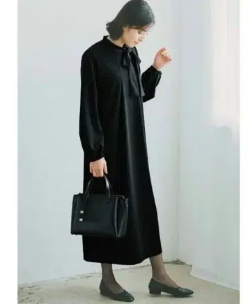 리브인컴포트 보타이 블랙 원피스