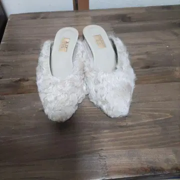 퍼 베이지 뮬 샌들