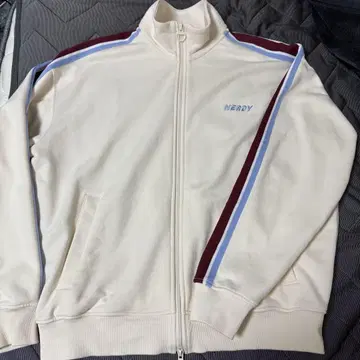 [ 새상품급 ] NERDY 프리즘 트랙 셋업 저리 크림 L 사이즈