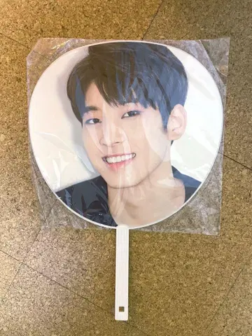 SEVENTEEN 원우 부채